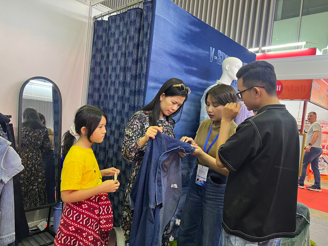 Người tiêu dùng tìm hiểu sản phẩm dệt may trong nước. Ảnh: Uyên Phương