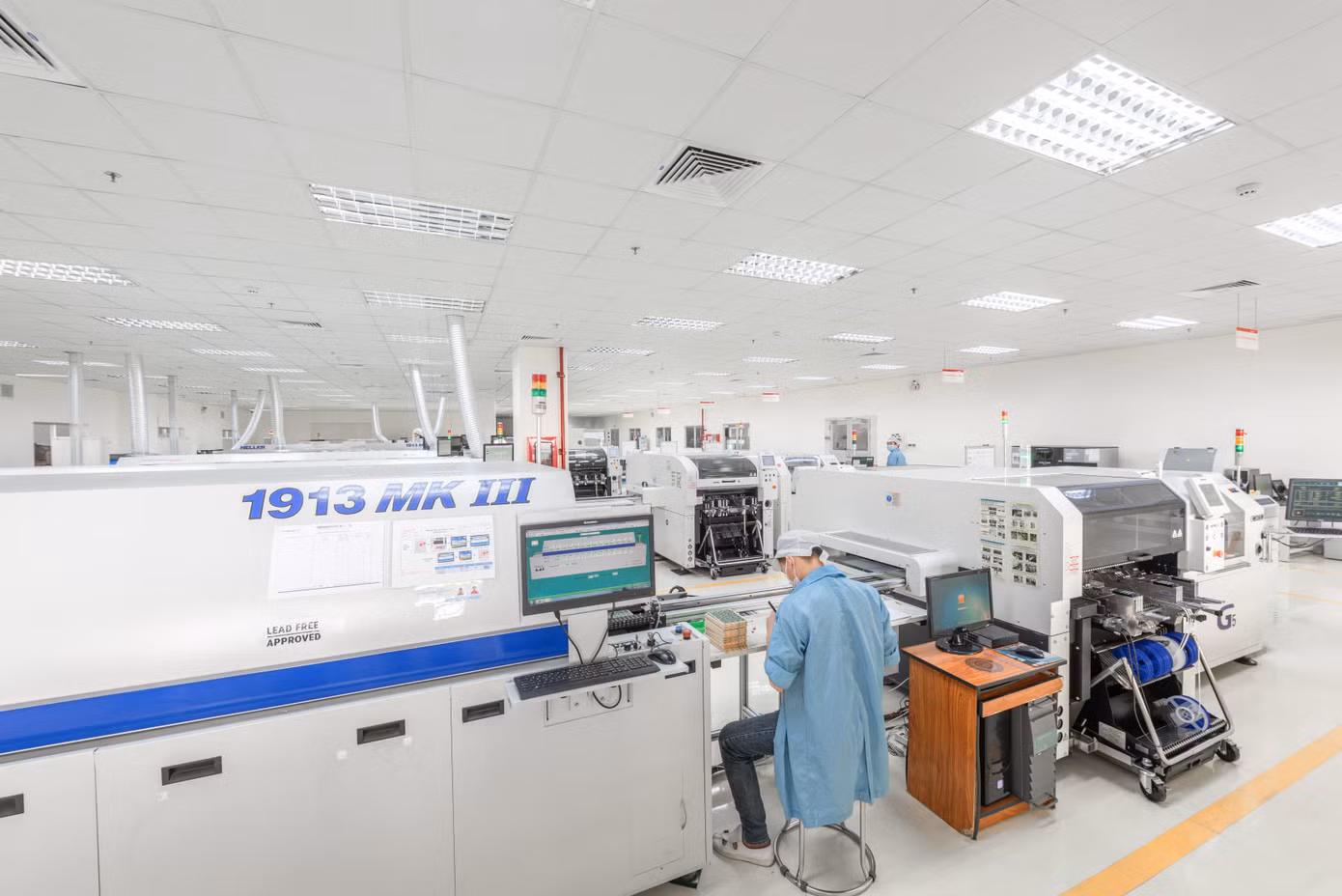 Công nghệ hiện đại được ứng dụng tại Công ty Điện Quang. Ảnh: Uyên Phương