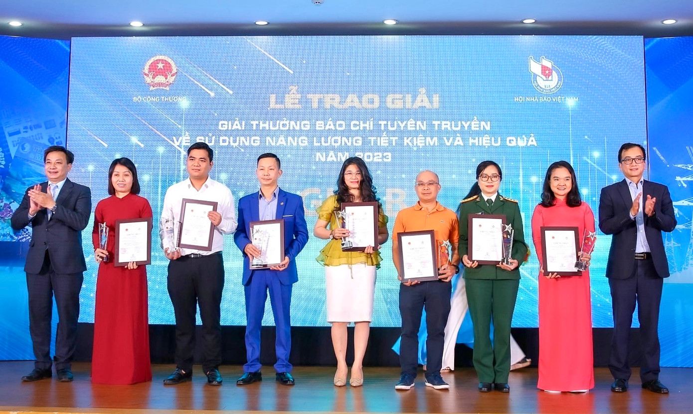 Nhóm tác giả được trao giải B