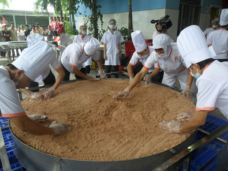 Những người thợ đang làm bánh in tại công ty Tân Huê Viên