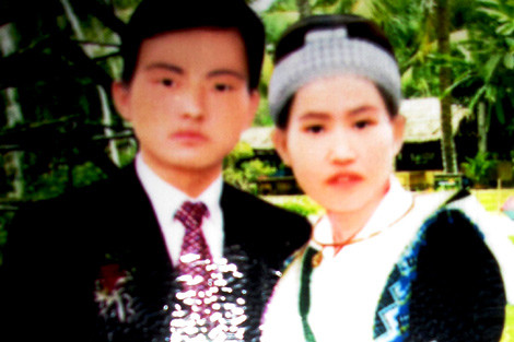 Sầm A Vử và người vợ hai Vàng Thị Sải (em ruột của người vợ cả) ngày còn trẻ. Sầm A Vử và người vợ hai Vàng Thị Sải (em ruột của người vợ cả) ngày còn trẻ