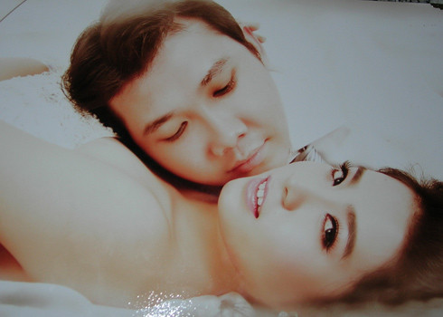 Bức ảnh cưới của vợ chồng Xuân Thùy bị so sánh với hình ảnh trong clip sex nhà trai nghi cô là nhân vật chính. Ảnh gia đình cung cấp. 