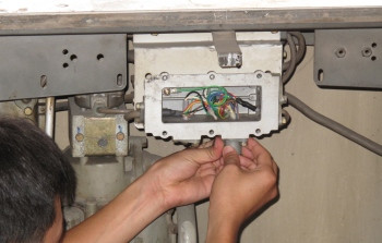 Chíp ăn cắp được gắn tinh vi. Ảnh minh họa: Pháp Luật Xã Hội. Chíp ăn cắp được gắn tinh vi. Ảnh: Pháp Luật Xã Hội