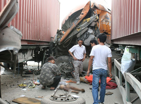 Cú đấu đầu giữa hai xe container làm một lái xe chết, một bị thương