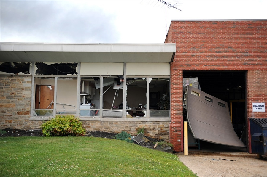 Một số ngôi nhà gần đường ray đã bị ảnh hưởng do vụ nổ 