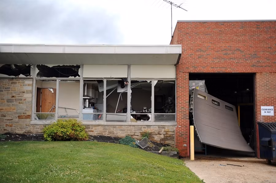 Một số ngôi nhà gần đường ray đã bị ảnh hưởng do vụ nổ 