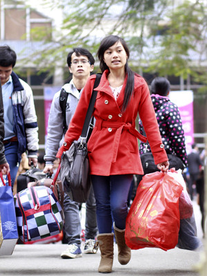 Các sinh viên hứng khởi về quê ăn Tết