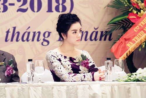 Trong tà áo dài màu tím với những đường ren kết duyên dáng hai bên tay hạ xuống eo của nhà thiết kế Võ Việt Chung, Lý Nhã Kỳ trở nên nền nã