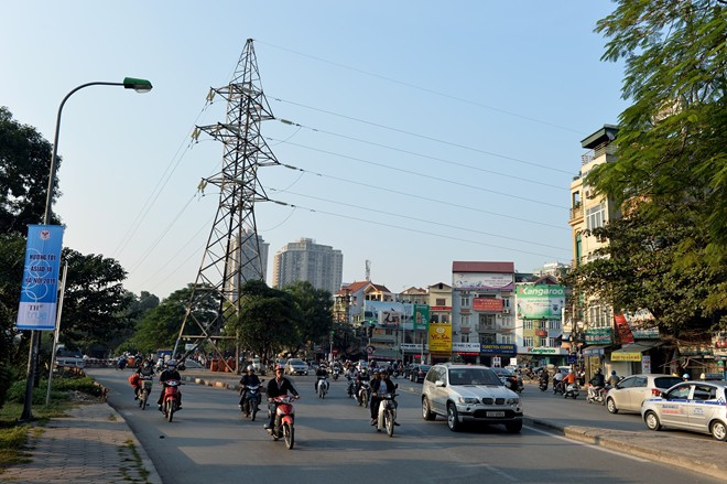 Tại ngã ba đường Láng giao với ngõ Thái Thịnh 1 vẫn chình ình cột và hệ thống điện cao thế. Đây là khu vực mà tuyến đường sắt trên cao sẽ đi qua cua trái men dọc theo sông Tô Lịch 