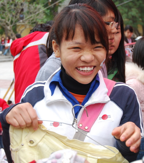 Một bạn sinh viên vui mừng vì đổi được món đồ ưng ý