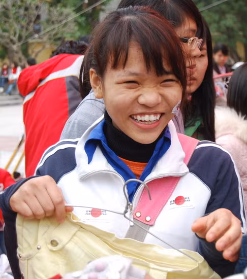 Một bạn sinh viên vui mừng vì đổi được món đồ ưng ý