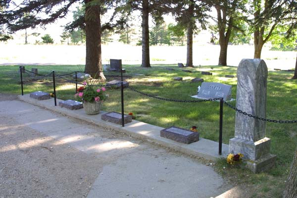 Bia mộ xung quanh bảo tàng 