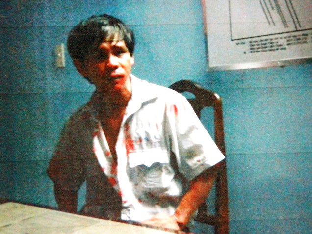 Phụ xe Hòa người đầy máu lúc làm việc với cơ quan chức năng tối 6/8. Ảnh: Nguyễn Huy Phụ xe Hòa người đầy máu lúc làm việc với cơ quan chức năng tối 6/8