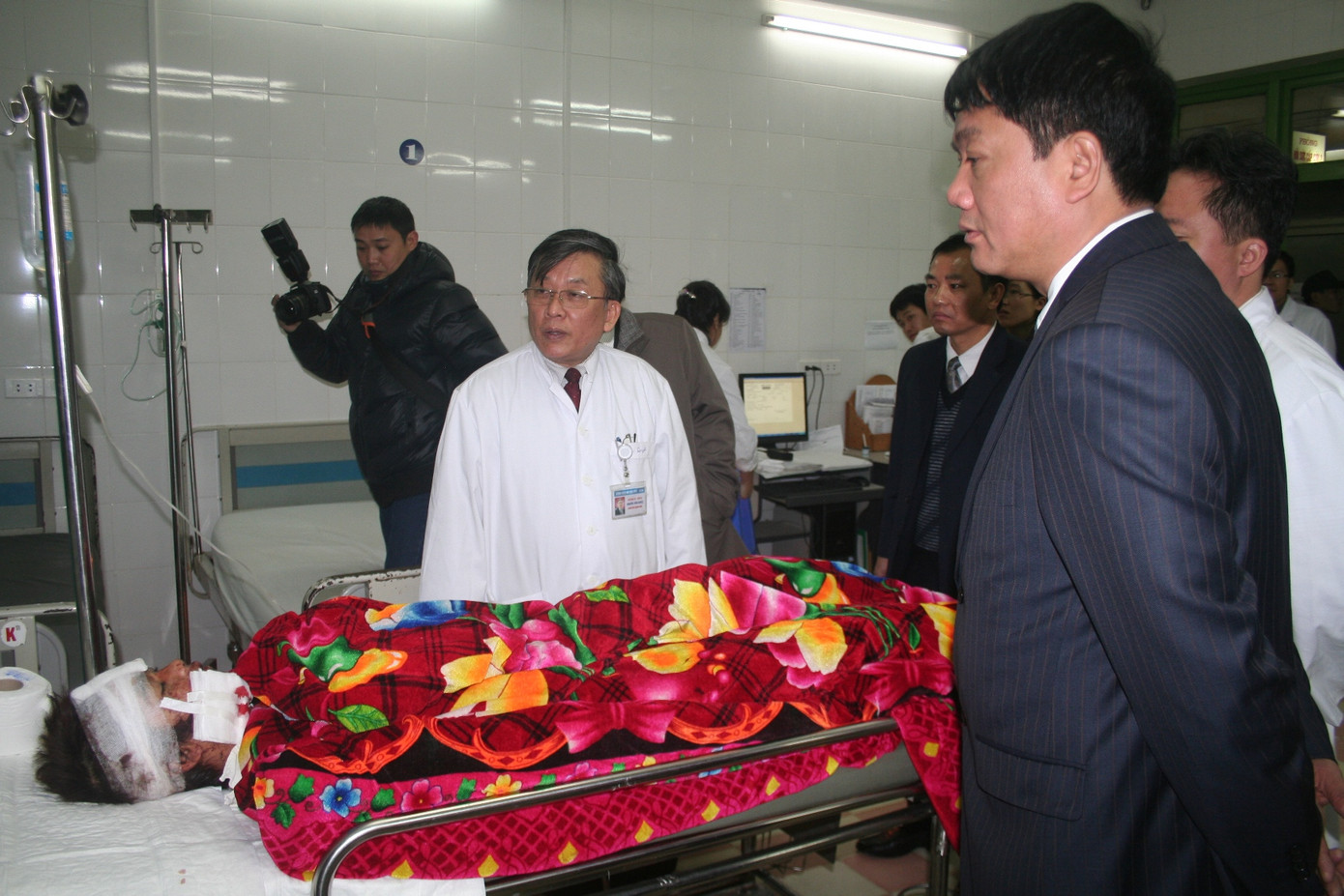 Thanh niên 16 tuổi đi xe máy không đội mũ bảo hiểm bị tai nạn.. Thanh niên 16 tuổi đi xe máy không đội mũ bảo hiểm bị tai nạn.