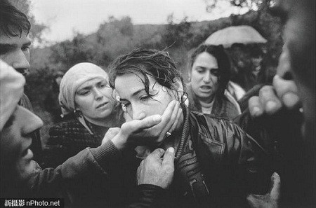 1998: Trong lễ tang của người chồng, người vợ này đang được họ hàng, người thân an ủi. Chồng của người góa phụ trẻ này vốn là một tay súng trong lực lượng quân giải phóng Kosovo đã bị bắn chết khi đang đi làm nhiệm vụ tuần tra