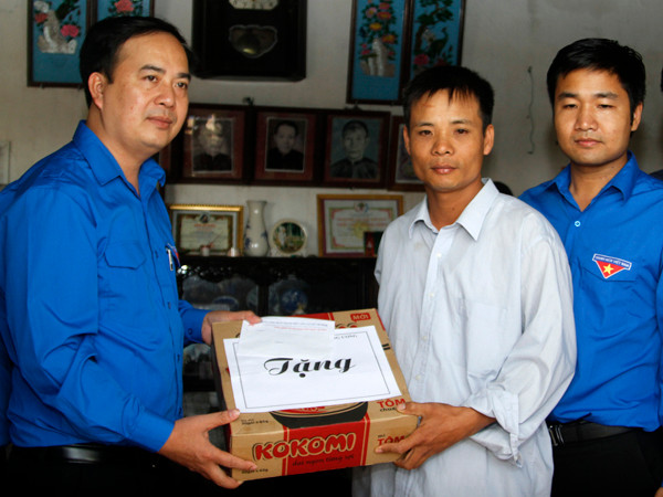 Đoàn đã đến thăm, tặng quà động viên các hộ nông dân bị bão cướp trắng hoa màu, chăn nuôi.(Trong ảnh, anh Nguyễn Anh Tuấn tặng quà cho gia đình anh Nguyễn Văn Luật) 