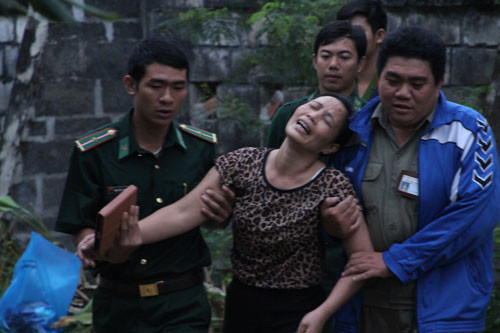 Mẹ của Lâm được dìu ra ngoài