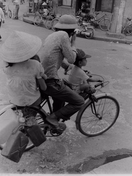 Hình ảnh chiếc xe đạp Thống Nhất - phương tiện đi lại chủ yếu của các gia đình Hà Nội bấy giờ được John Ramsden chụp lại