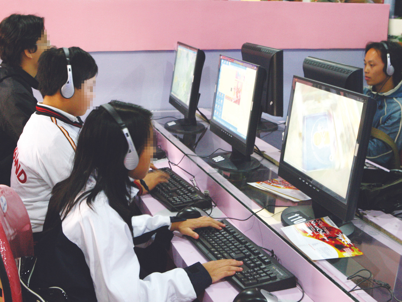 Nhiều phụ huynh xem internet như ngáo ộp rình rập con họ Ảnh: Hồng Vĩnh