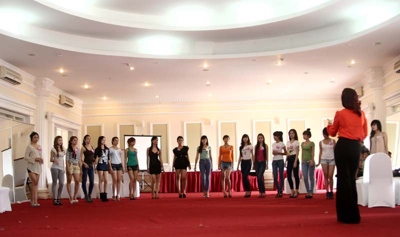 Siêu mẫu Thúy Hằng hướng dẫn các thí sinh kỹ năng biểu diễn trên sàn catwalk