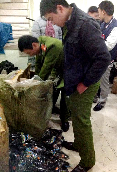 Lực lượng chức năng đanh kiểm tra số súng thu giữ được