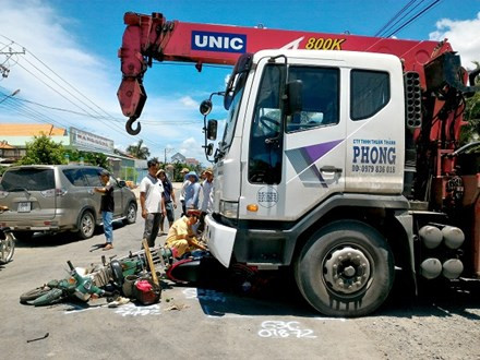 BẢN TIN ATGT: Thiếu nữ 19 tuổi tử vong dưới bánh xe tải ảnh 2