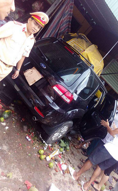 Xe biển xanh tông 5 người trọng thương trước cổng chợ ảnh 1