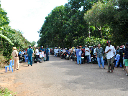 Lực lượng công an ngăn không để người dân hiếu kỳ đến xem