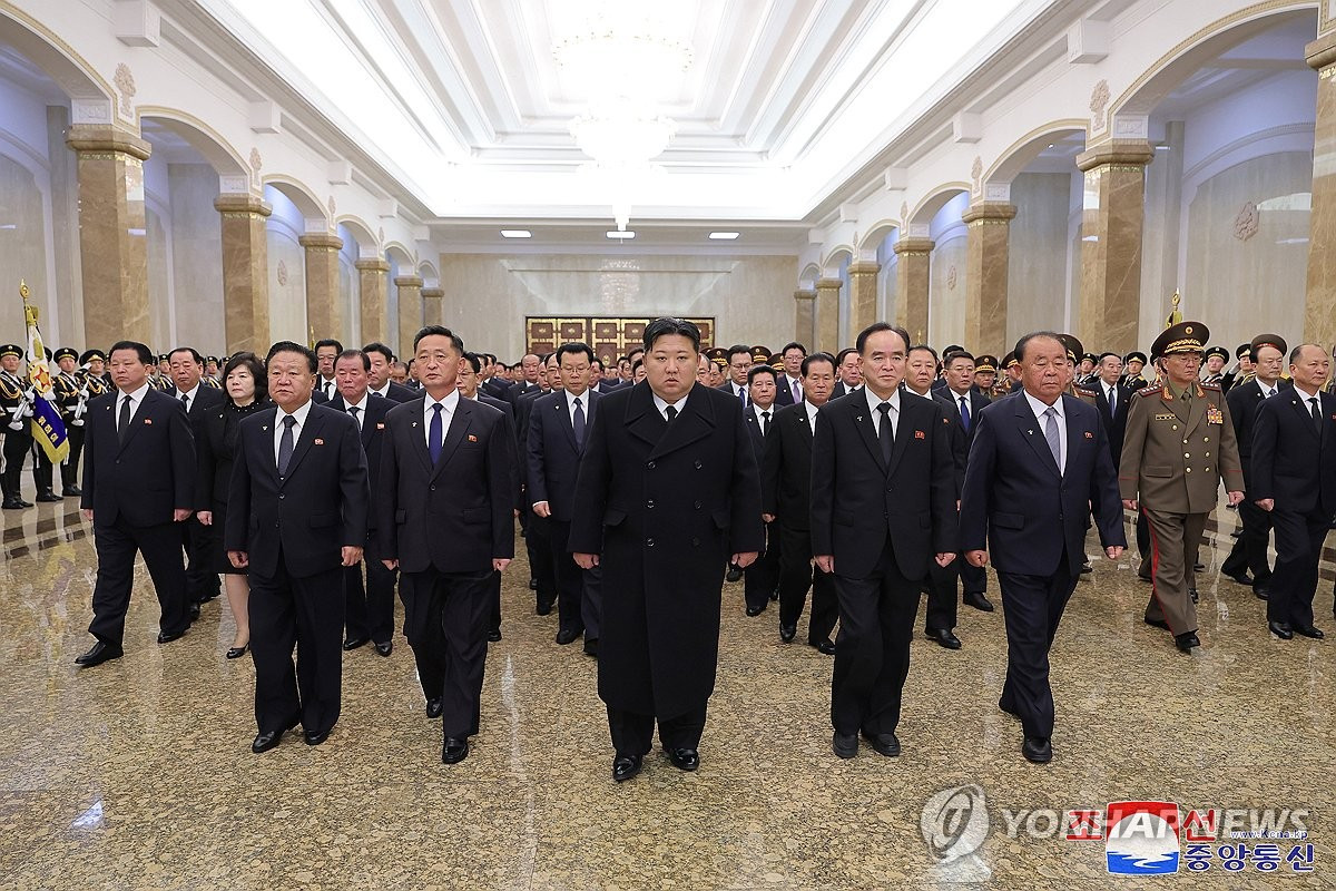 Chủ tịch Triều Tiên Kim Jong Un dẫn đầu đoàn viếng. (Ảnh: KCNA) Chủ tịch Triều Tiên Kim Jong Un dẫn đầu đoàn viếng. (Ảnh: KCNA)