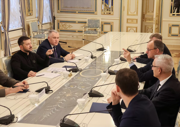 Tổng thống Ukraine Volodymir Zelensky trong cuộc gặp lãnh đạo phe đối lập Đức Friedrich Merz tại Paris, ngày 9/12. (Ảnh: Reuters)