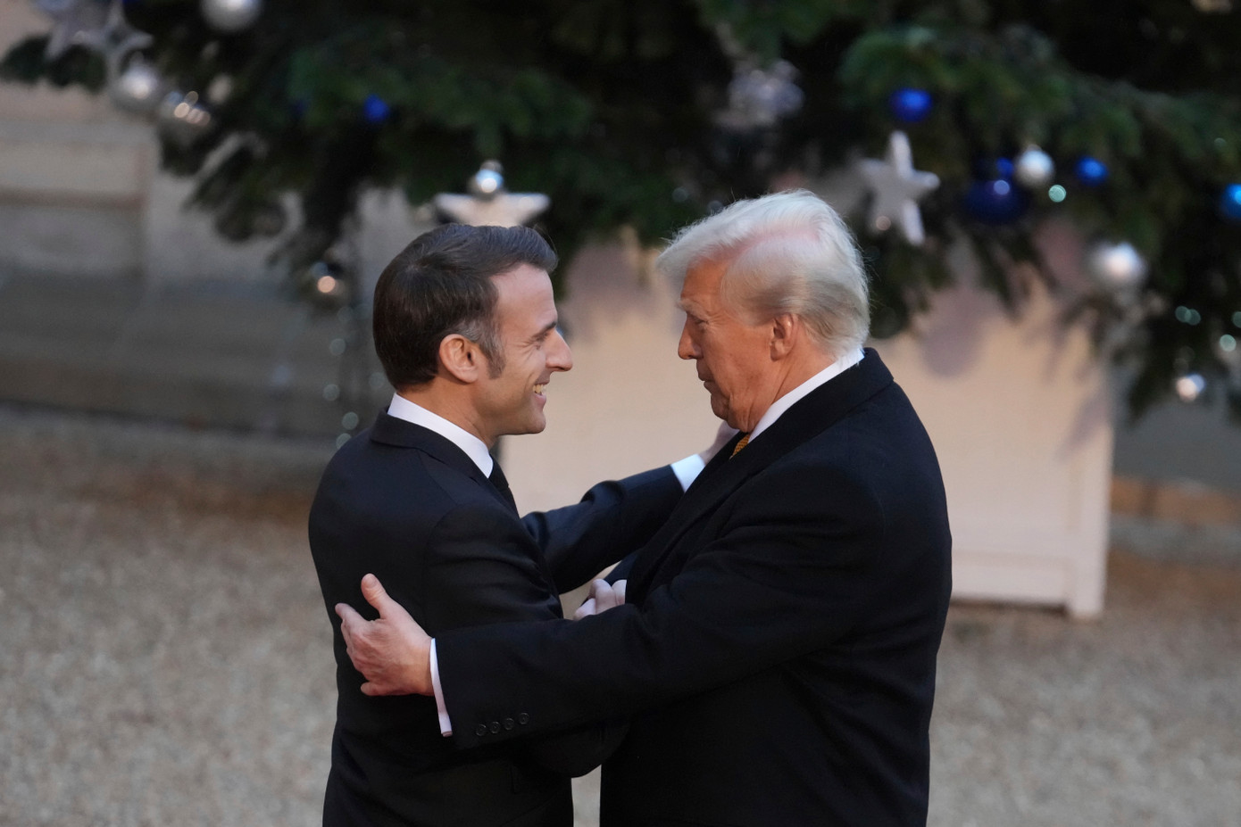 Tổng thống Pháp Emmanuel Macron và Tổng thống đắc cử Mỹ Donald Trump thể hiện cử chỉ thân thiết khi gặp nhau tại Paris, ngày 7/12. (Ảnh: AP) Tổng thống Pháp Emmanuel Macron và Tổng thống đắc cử Mỹ Donald Trump thể hiện cử chỉ thân thiết khi gặp nhau tại Paris, ngày 7/12. (Ảnh: AP)