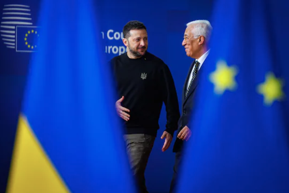 Tổng thống Ukraine Volodymyr Zelensky và Chủ tịch Hội đồng châu Âu António Costa đến hội nghị thượng đỉnh của Liên minh châu Âu ở Brussels, ngày 19/12. (Ảnh: EPA-EFE)