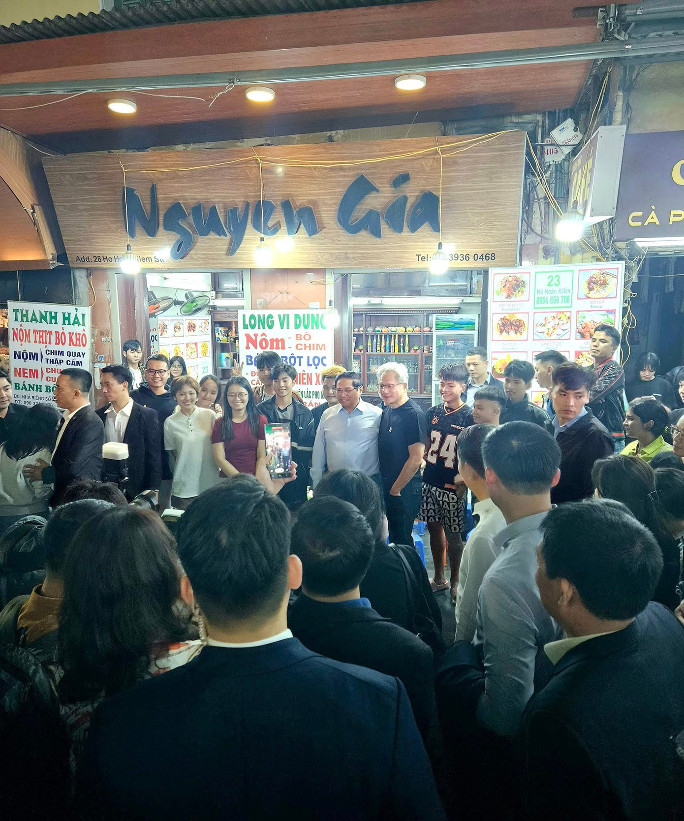 Thủ tướng Phạm Minh Chính cùng tỷ phú Jensen Huang thăm phố Tạ Hiện, tối 5/12.