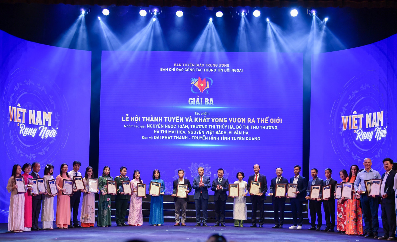 Đại diện các nhóm tác giả giành giải Ba. (Ảnh: Thạch Thảo)