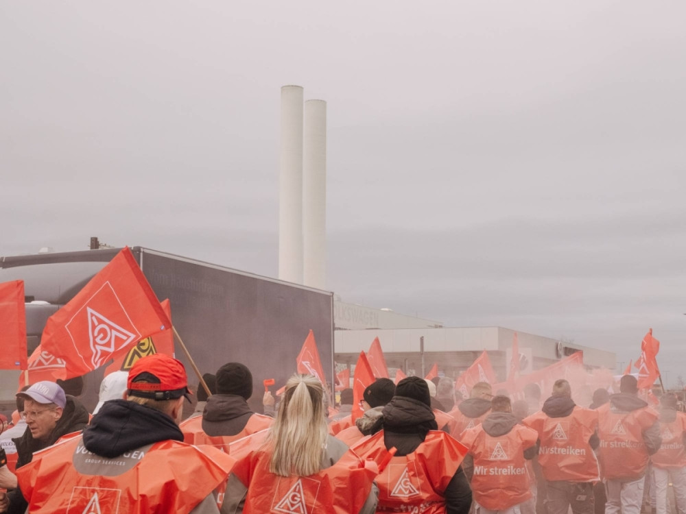 Công nhân đình công tại nhà máy Volkswagen ở Zwickau, Đức, ngày 2/12. (Ảnh: Bloomberg)