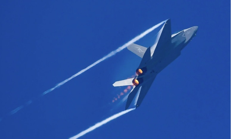 J-35 có thiết kế tương tự F-35 của hãng vũ khí Mỹ Lockheed Martin. J-35 có thiết kế tương tự F-35 của hãng vũ khí Mỹ Lockheed Martin.