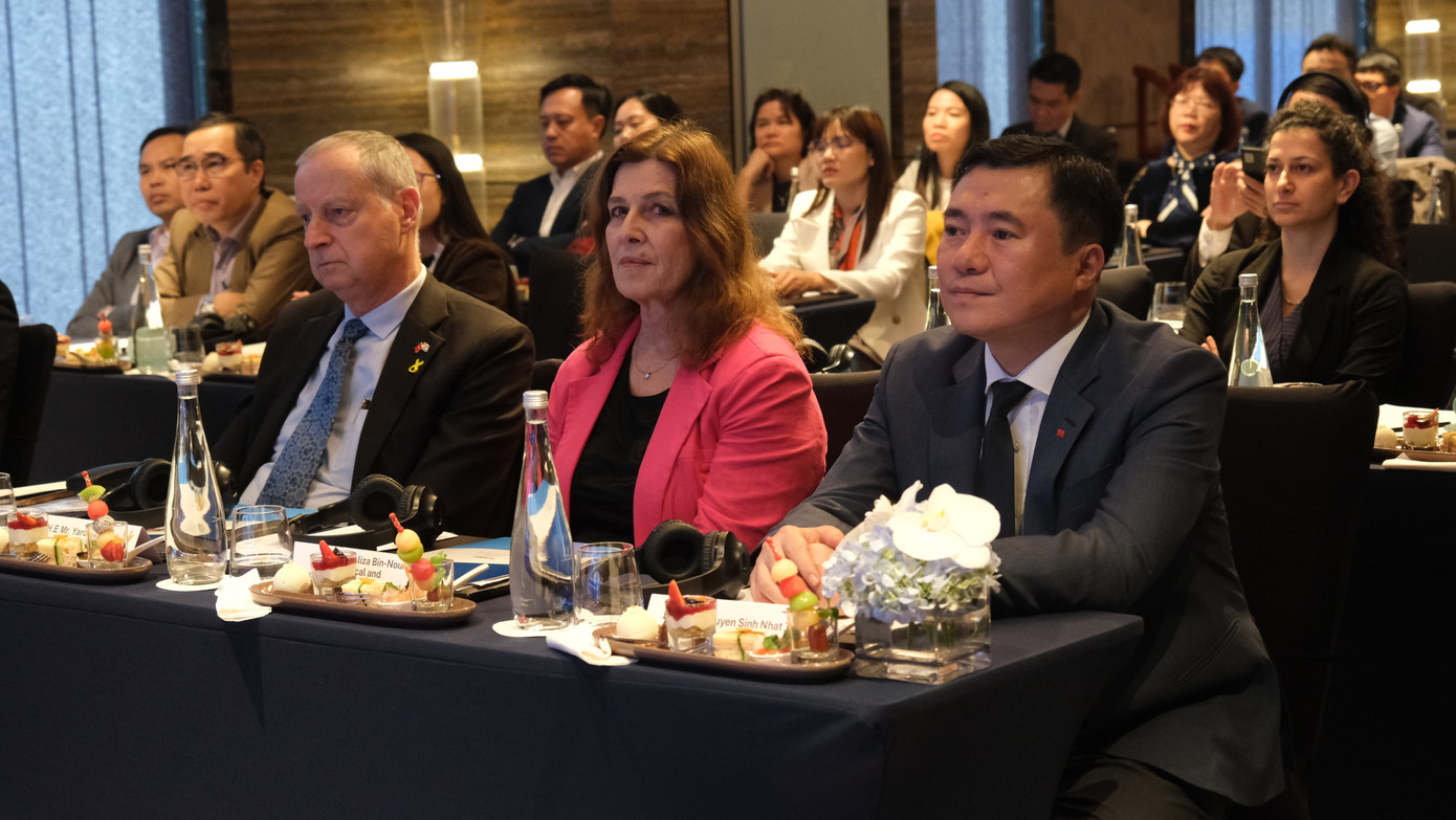 Thứ trưởng Bộ Công Thương Nguyễn Sinh Nhật Tân (phải), bà Aliza Bin-Noun - Tổng Vụ trưởng Chính trị và Hợp tác đa phương, Bộ Ngoại giao Israel (giữa), và Đại sứ Israel Yaron Mayer tại Việt Nam tại hội thảo. (Ảnh: VA)