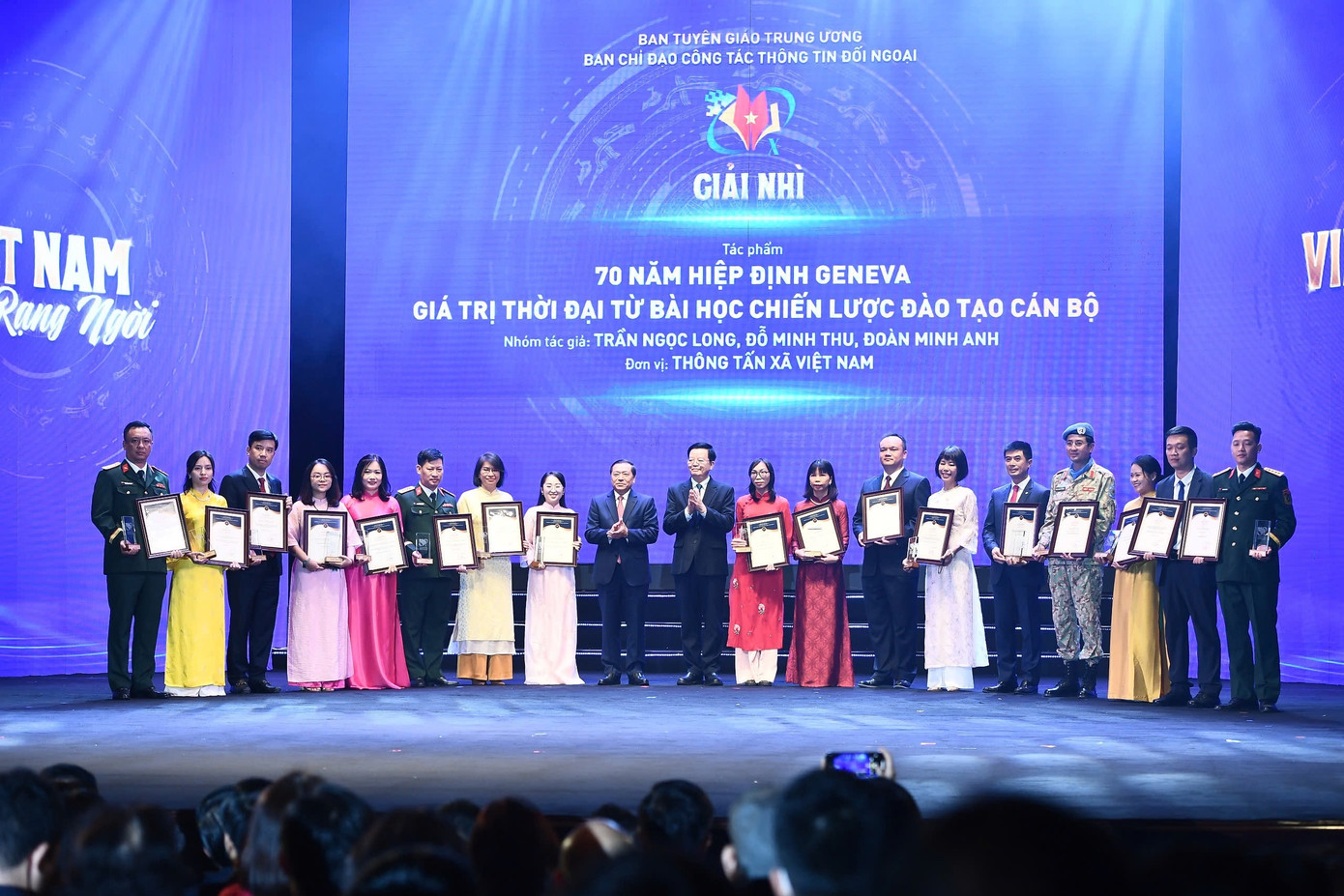 Trao giải cho đại diện các nhóm tác giả giành giải Nhì. (Ảnh: Thạch Thảo)