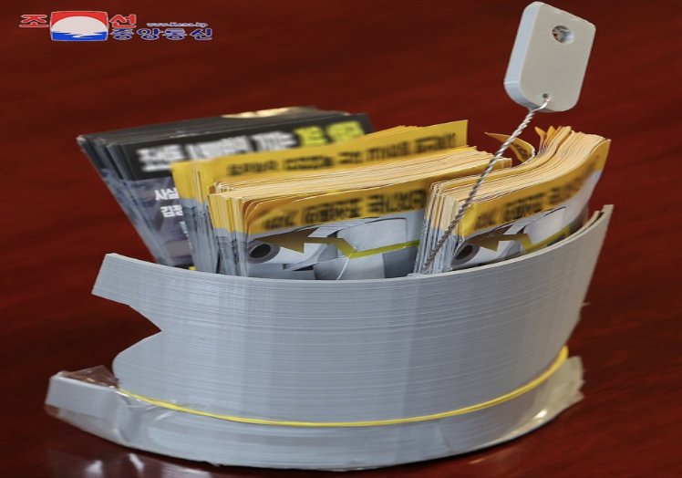 Bức ảnh được hãng thông tấn Triều Tiên KCNA đăng ngày 11/10 cho thấy một thùng đựng mà Bình Nhưỡng cho là đã được Hàn Quốc dùng để mang theo truyền đơn trong đợt xâm nhập bằng máy bay không người lái