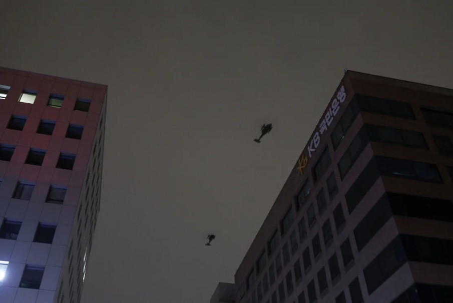 Các trực thăng quân sự bay trên khu nhà Quốc hội Hàn Quốc, tối 3/12. (Ảnh: Reuters) Các trực thăng quân sự bay trên khu nhà Quốc hội Hàn Quốc, tối 3/12. (Ảnh: Reuters)