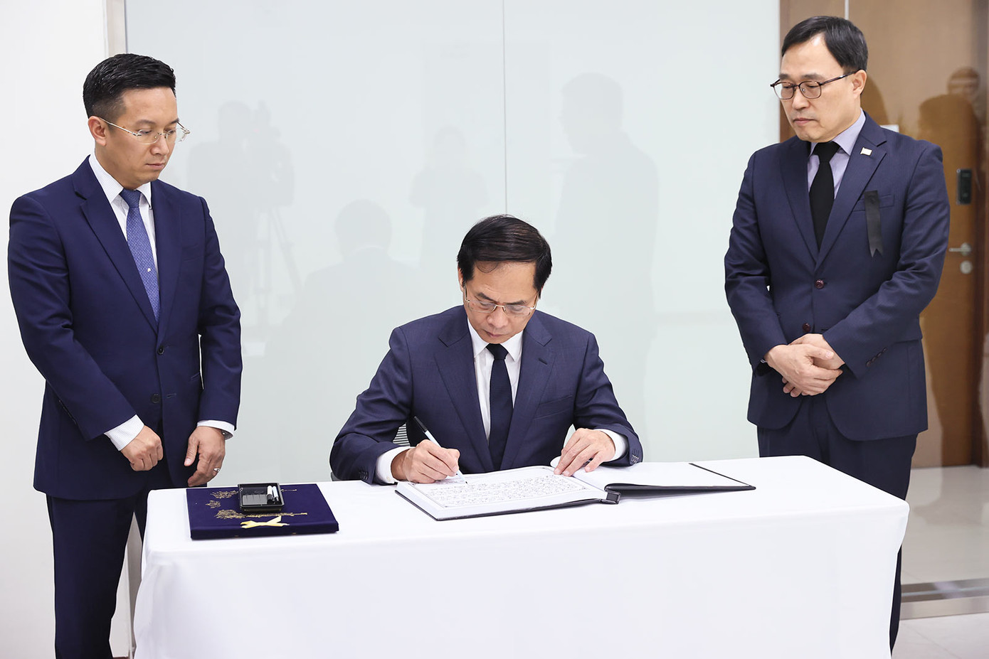 Phó Thủ tướng, Bộ trưởng Ngoại giao Bùi Thanh Sơn ghi sổ tang chia buồn với Chính phủ và nhân dân Hàn Quốc. (Ảnh: Mofa) Phó Thủ tướng, Bộ trưởng Ngoại giao Bùi Thanh Sơn ghi sổ tang chia buồn với Chính phủ và nhân dân Hàn Quốc. (Ảnh: Mofa)