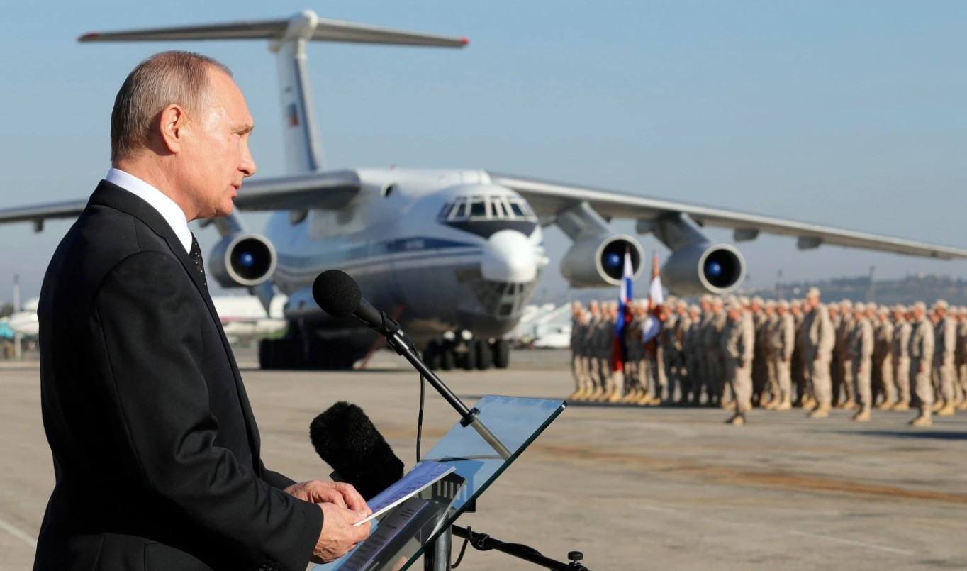 Tổng thống Nga Vladimir Putin phát biểu tại căn cứ không quân Hemeimeem ở Syria năm 2017. (Ảnh: AP) Tổng thống Nga Vladimir Putin phát biểu tại căn cứ không quân Hemeimeem ở Syria năm 2017. (Ảnh: AP)