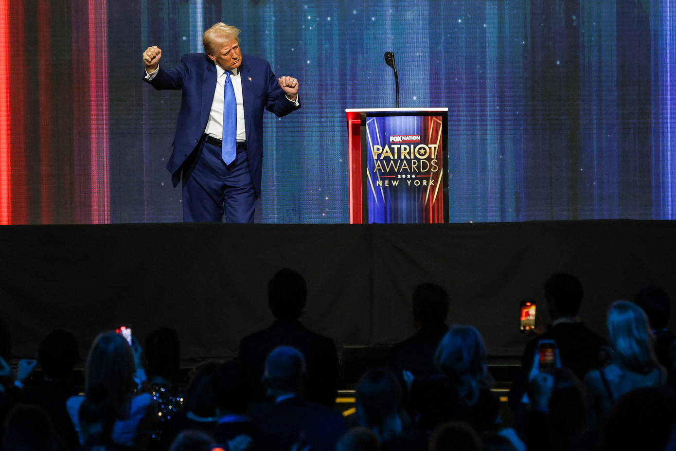 Ông Trump nhảy điệu đặc trưng trong lễ trao giải tối 5/12. (Ảnh: AP) Ông Trump nhảy điệu đặc trưng trong lễ trao giải tối 5/12. (Ảnh: AP)