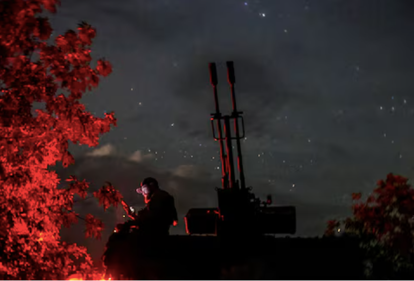 Lính Ukraine bên khẩu pháo phòng không ZU-23-2 ở Kherson, ngày 11/6. (Ảnh: Reuters)