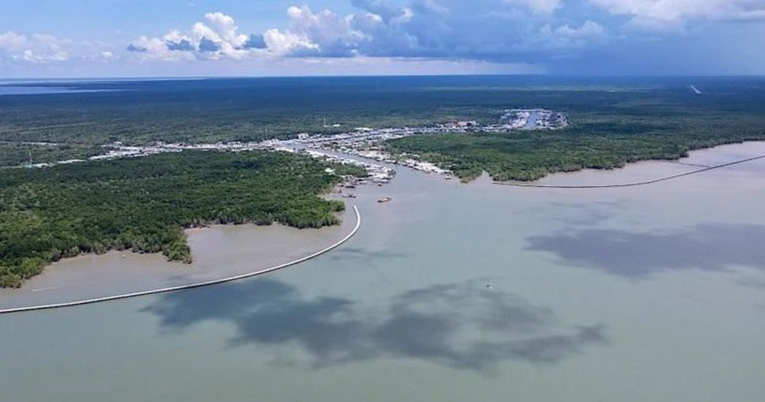 Một khu vực kè ven biển thuộc xã Đất Mũi, huyện Ngọc Hiển, tỉnh Cà Mau. (Ảnh: ND)