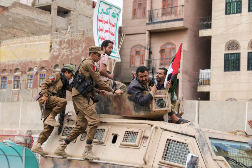 Các tay súng của Houthi ngồi trên nóc xe bọc thép tham gia cuộc biểu tình đoàn kết với người dân Palestine ở Sanaa, Yemen, ngày 24/8. (Ảnh: Reuters)