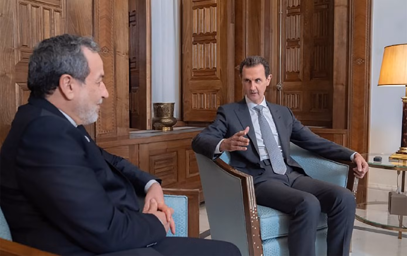 Tổng thống Syria Bassad al-Assad trong cuộc gặp Ngoại trưởng Iran Abbas Araghchi tại Damascus, ngày 1/12. (Ảnh: AP) Tổng thống Syria Bassad al-Assad trong cuộc gặp Ngoại trưởng Iran Abbas Araghchi tại Damascus, ngày 1/12. (Ảnh: AP)