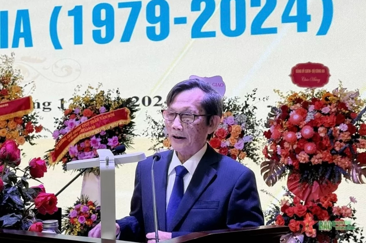 Ông Đào Ngọc Hùng - Trưởng Ban liên lạc cựu chuyên gia kinh tế - văn hóa Việt Nam tại Campuchia, phát biểu tại lễ kỷ niệm. (Ảnh: QĐND)