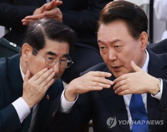Tổng thống Hàn Quốc Yoon Suk Yeol (phải) và cựu Bộ trưởng Quốc phòng Kim Yong-hyun. (Ảnh: KCNA)