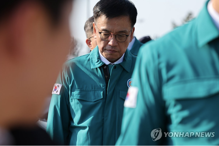 Quyền Tổng thống Hàn Quốc Choi Sang-mok đến thăm sân bay quốc tế Muan, cách thủ đô Seoul 288 km về phía tây nam, để gặp gia đình các nạn nhân của vụ tai nạn máy bay chết người ngày 29/12. (Ảnh: Yonhap) Quyền Tổng thống Hàn Quốc Choi Sang-mok đến thăm sân bay quốc tế Muan, cách thủ đô Seoul 288 km về phía tây nam, để gặp gia đình các nạn nhân của vụ tai nạn máy bay chết người ngày 29/12. (Ảnh: Yonhap)